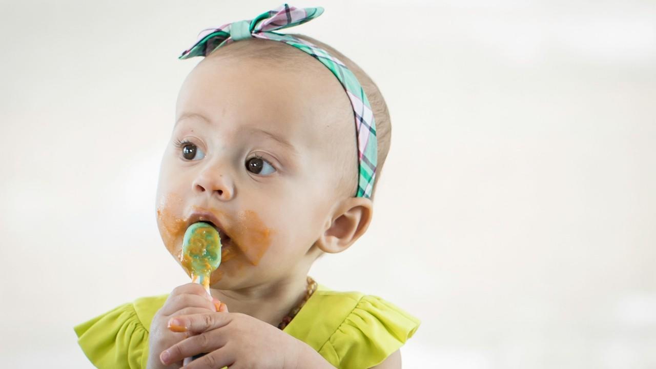 Dietitian Nutritionist Jennifer House discusses whether to start solids with BLW vs purees, how to modify family meals and foods to avoid when starting baby on solids.