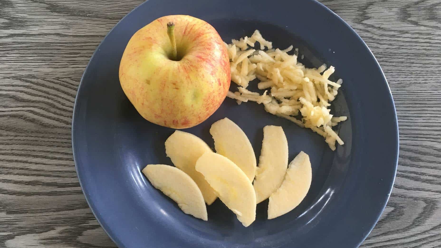 https://firststepnutrition.com/wp-content/uploads/2020/09/baby-led_weaning_apple_slices_and_grated.jpg