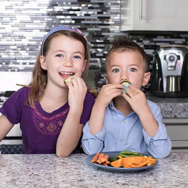 kids eating veggies